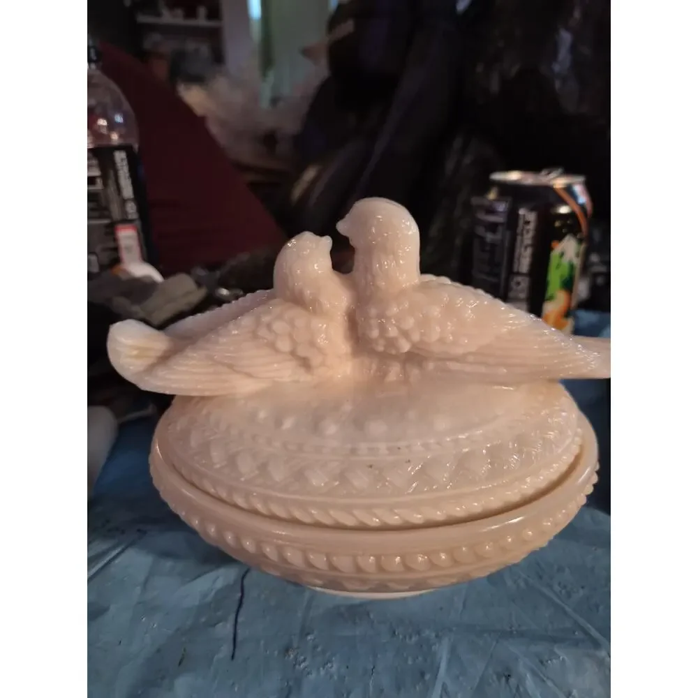 Vtg Westmoreland Milk Glass Kissing Light Peach Doves On Nest/Candy Dish